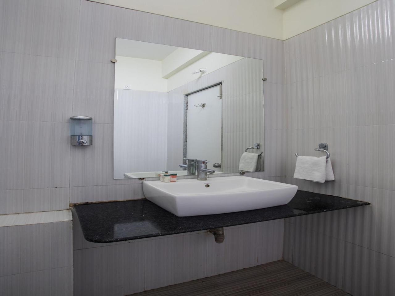 Capital O 1546 The Sensation Hotel Indore Dış mekan fotoğraf